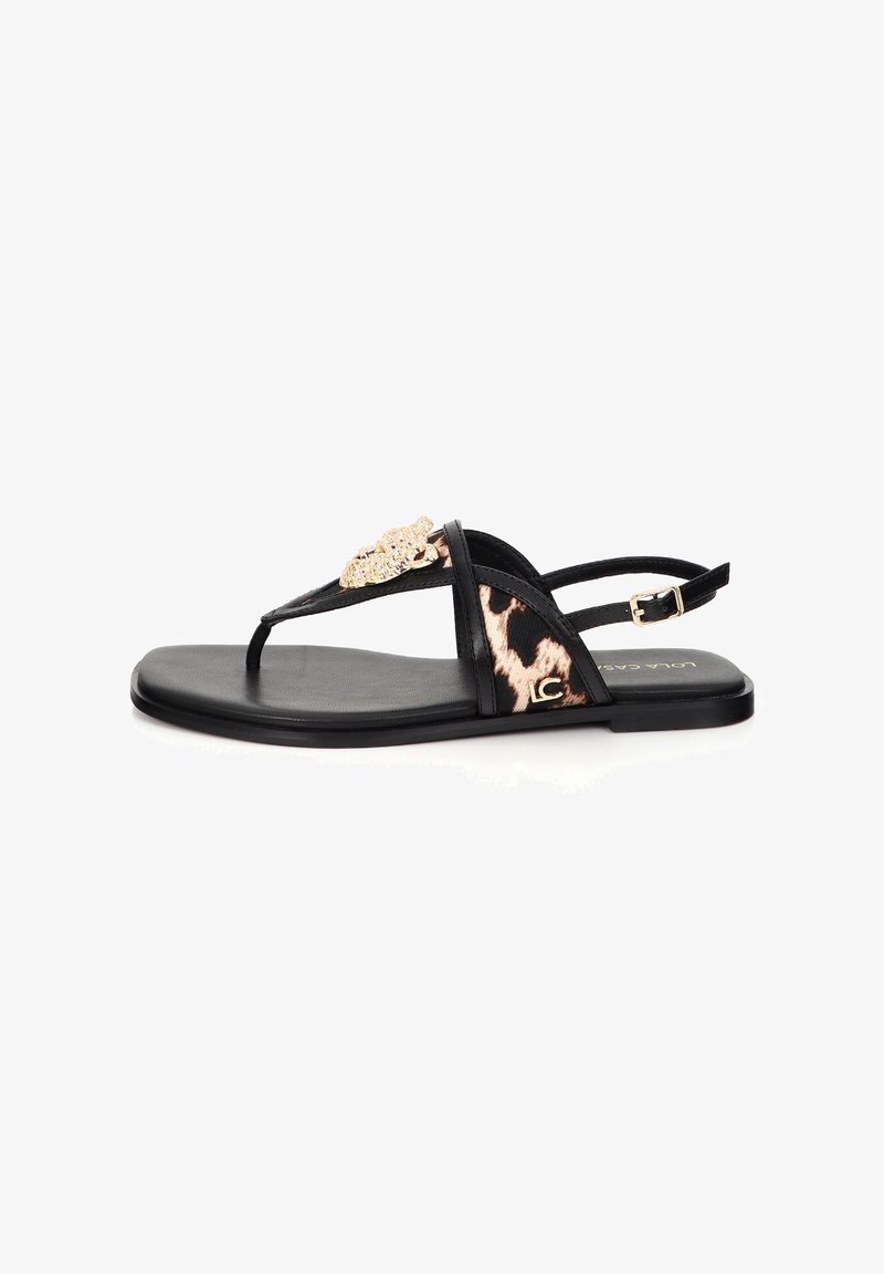 Zwarte platte sandalen met een luipaardpatroon, voorzien van een metallic accent, dunne bandjes en een getextureerd voetbed. Verstelbare enkelgespsluiting.