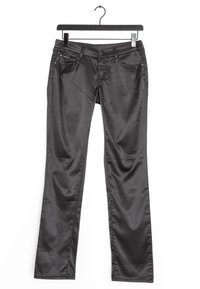Svarta, slim-fit byxor i glänsande tyg, med femfickorsdesign och dragkedja med knappstängning. Hänger på en svart krok.