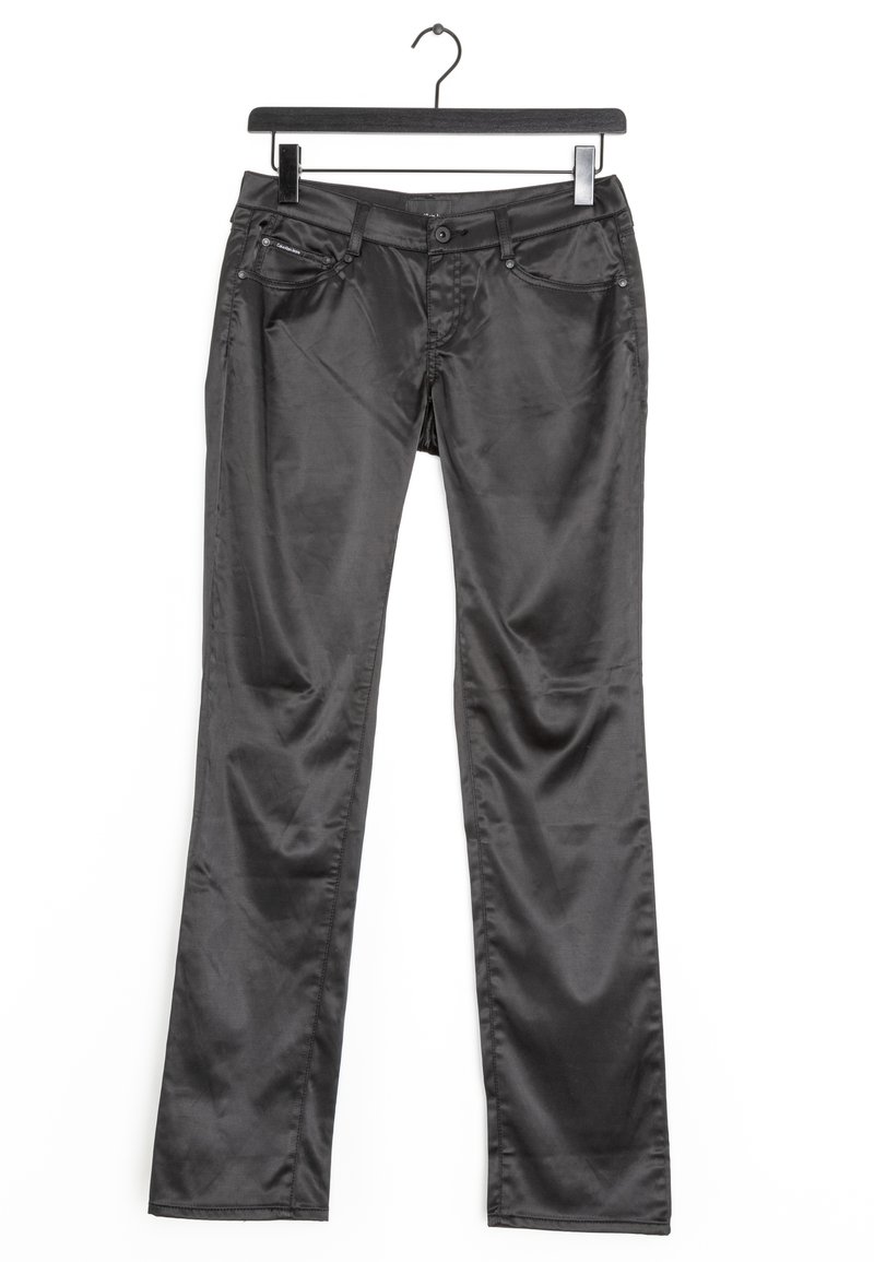 Svarta, slim-fit byxor i glänsande tyg, med femfickorsdesign och dragkedja med knappstängning. Hänger på en svart krok.