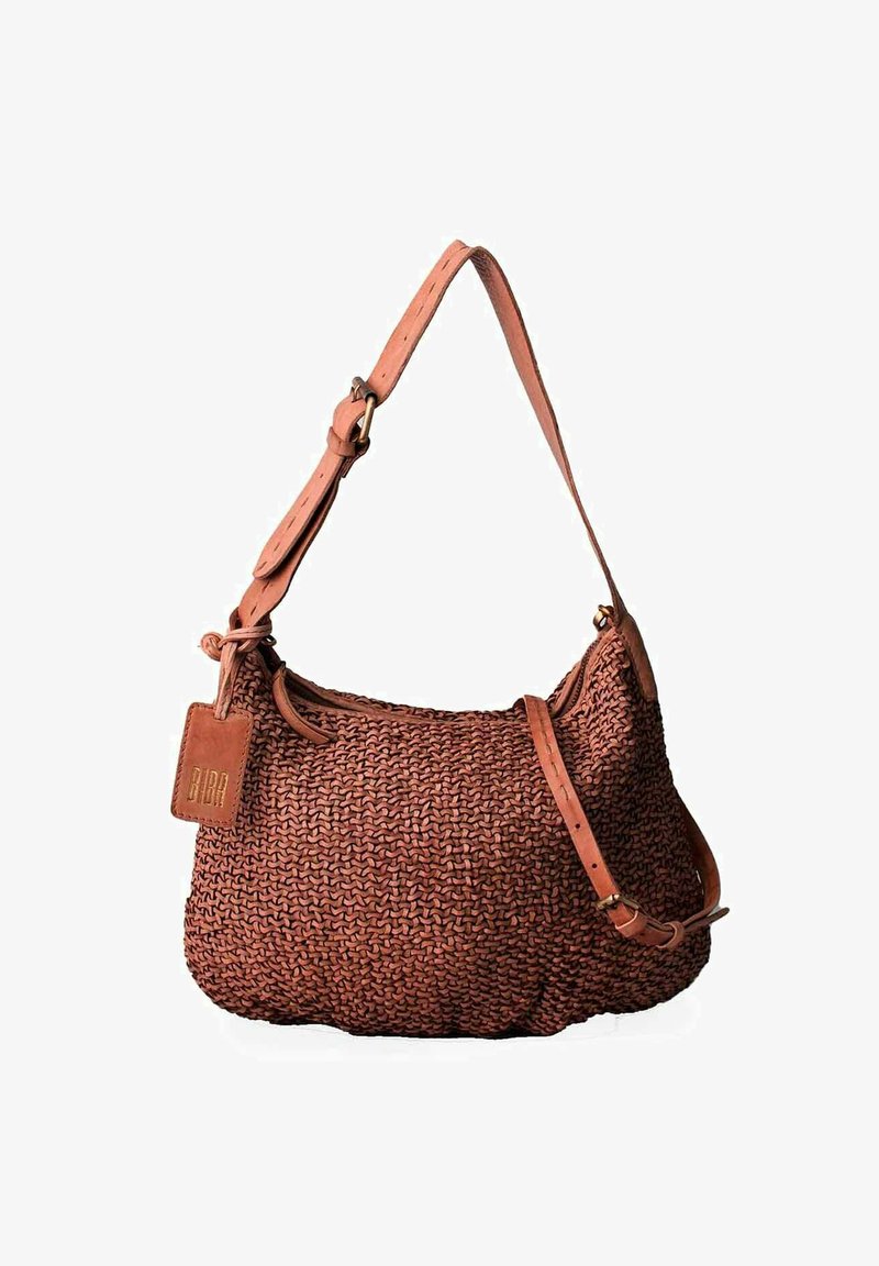 Sac à main tissé marron avec une surface texturée, doté d'une bandoulière en cuir doux et d'une étiquette en cuir rectangulaire attachée.