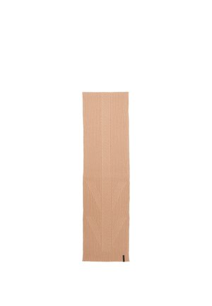Bufanda beige de punto con canalé vertical y un sutil diseño de cable en forma de flecha en el centro, mostrada extendida sobre fondo blanco.