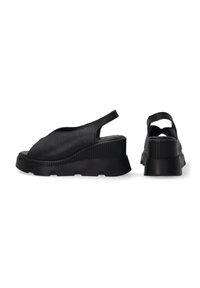 Zwarte slingback platform schoenen met een ronde neus, textuur op de synthetische bovenkant en een geribbelde wiggenhak.