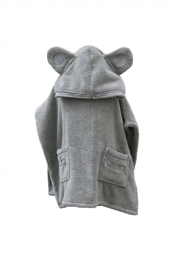 Accappatoio per bambini grigio con cappuccio, realizzato in materiale morbido e soffice, dotato di due orecchie tonde, tasche frontali e un design strutturato.