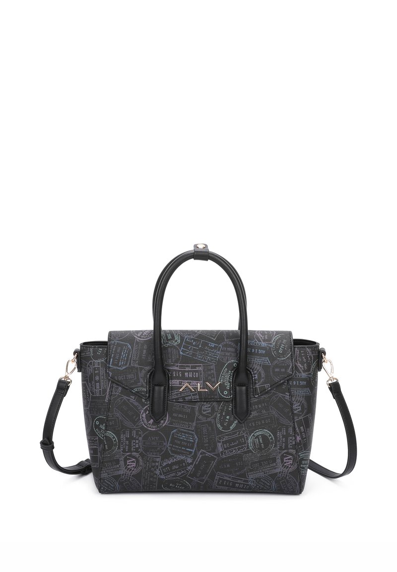 Borsa nera con un'esterno decorato da motivi di timbri di viaggio. Progettata con manici doppi, una tracolla removibile e una chiusura magnetica.