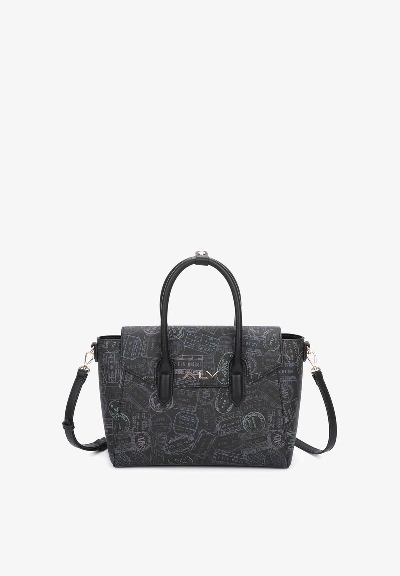 Borsa nera con un'esterno decorato da motivi di timbri di viaggio. Progettata con manici doppi, una tracolla removibile e una chiusura magnetica.