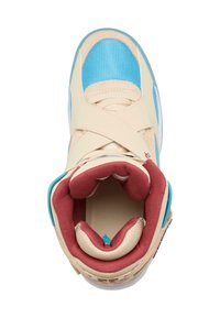 Wysokie trampki z beżową cholewką, niebieskimi detalami z siateczki i bordowym, wyściełanym kołnierzem; posiadają krzyżujące się paski i teksturowaną podeszwę.