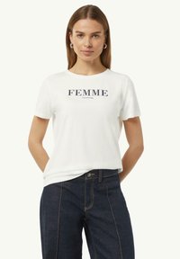 Witte katoenen t-shirt met een gedurfde marineblauwe opdruk die "FEMME" en "comme" leest, met een klassieke ronde hals en korte mouwen.