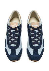Sneaker blu in suede e rete con sezioni perforate, dotate di lacci blu navy e una linguetta in pelle color tan con logo. Suola in gomma.