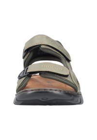 Sandale en cuir vert avec accents noirs, sangles en Velcro réglables, semelle en liège et semelle en caoutchouc texturé. Vue de face mettant en évidence le design.