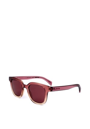 Occhiali da sole quadrati marroni trasparenti con lenti rosso scuro e logo Levi's sulla stanghetta, inclinati su sfondo bianco.