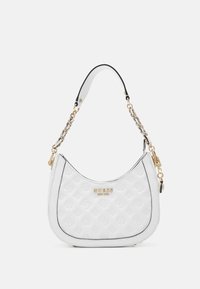 Vit handväska av texturerat material med rundad form, guldfärgade detaljer och kedjestrap. Märkeslogotyp präglad på framsidan.