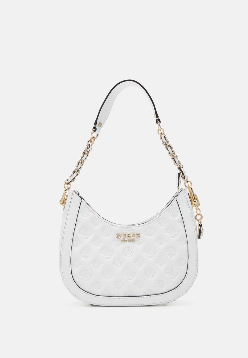 Vit handväska av texturerat material med rundad form, guldfärgade detaljer och kedjestrap. Märkeslogotyp präglad på framsidan.