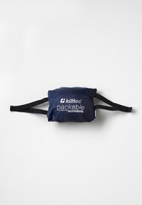 Granatowa torba na pasek do spakowania z regulowanymi czarnymi paskami i napisem "killtec packable" z przodu.