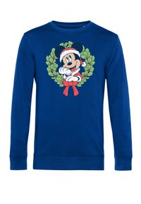 Sudadera de manga larga azul con un gráfico de Mickey Mouse con un gorro de Santa, rodeado de una corona con hojas de acebo y un lazo rojo.