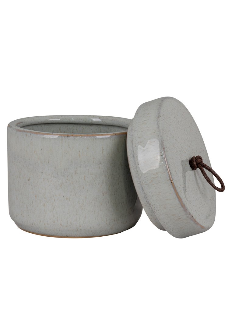 Okrągły ceramiczny słoik na przechowywanie w jasnoszarym kolorze z zdejmowaną pokrywką, wyposażony w brązowy uchwyt w kształcie pętli, pokazany otwarty na białym tle.