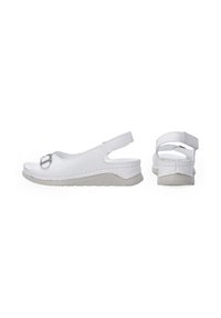 Witte slingback schoenen met een ronde neus, leren bovenkant, verstelbare band en grijze rubberen zool met een geprofileerd patroon.