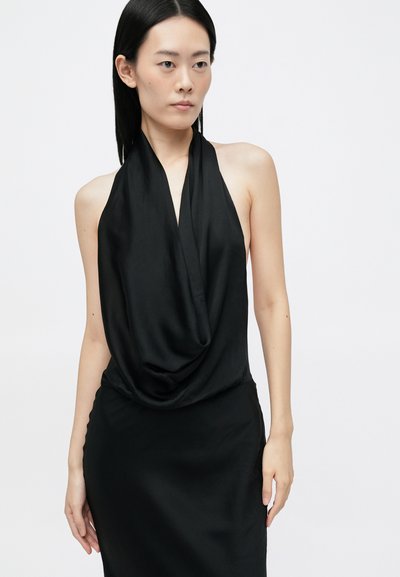 Melnā halter stila kleita, izgatavota no gludas auduma, ar plūstošu dekoltē un pieguļošu siluetu, bez redzamām šuvēm un aparatūras.