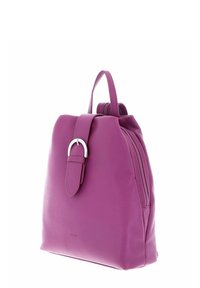 Sac à dos en cuir violet de forme arrondie, doté d'une poignée supérieure et d'accents en métal argenté, et d'un compartiment zippé sur le côté.