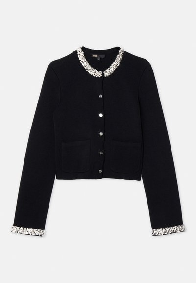 Svart kort cardigan med långa ärmar, krage med silverpärlor, knappstängning fram och två påsydda fickor. Mjuk stickad textur.