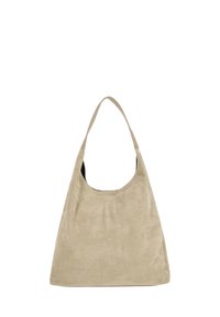 Bézs színű velúr válltáska széles, ívelt pánttal és nyitott tetejű kialakítással. Simás textúrájú, minimalista dizájn, látható fém részletek nélkül.