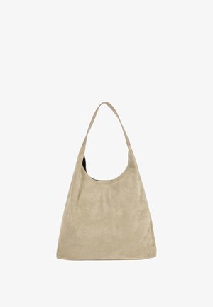 Beige Wildleder-Schultertasche mit einem breiten, gebogenen Riemen und offenem oberen Verschluss. Verfügt über eine glatte Textur und ein minimalistisches Design ohne sichtbare Beschläge.