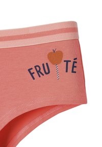 Koralle Baumwollunterwäsche mit einem gestreiften Bund. Mit einem gedruckten Apfel und dem Text "FRUTTÉ" in Dunkelblau. Glatte Textur, lässiges Design.