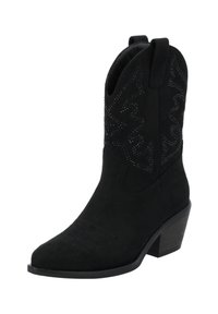 Bota de vaquero de ante negro con punta afilada, costuras decorativas y acentos embellecidos. Presenta un tacón bajo apilado y lengüetas en los laterales.