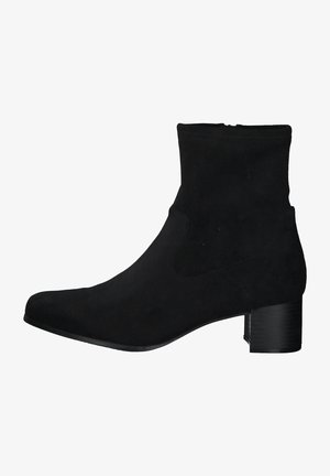 Schwarzer Knöchelboot aus Wildleder mit niedrigem Blockabsatz, der eine glatte Oberfläche und elastische Seitenpaneele für ein einfaches Anziehen bietet.