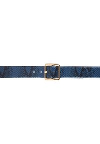 Cintura blu con motivo di pelle di serpente, dotata di una lucente fibbia quadrata dorata e di numerosi fori di regolazione su uno sfondo bianco.