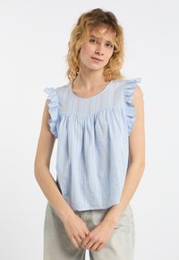 Blusa senza maniche di un blu chiaro, con spalle arricotate e righe verticali, caratterizzata da una vestibilità ampia e scollatura rotonda.