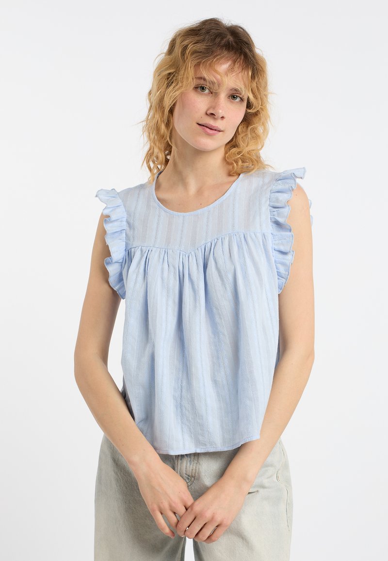 Blusa senza maniche di un blu chiaro, con spalle arricotate e righe verticali, caratterizzata da una vestibilità ampia e scollatura rotonda.
