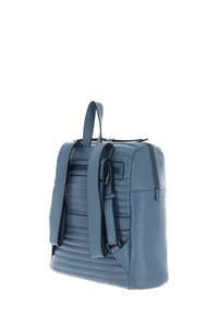 Sac à dos en cuir bleu avec une forme structurée, motif matelassé horizontal, doubles poignées et bretelles réglables. Fermeture zippée.