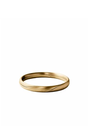 Pulsera rígida de metal retorcido en tono dorado con un acabado liso y mate y un grabado sutil en el interior.