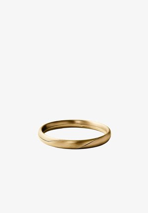 Pulsera rígida de metal retorcido en tono dorado con un acabado liso y mate y un grabado sutil en el interior.