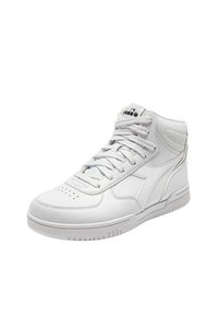 Scarpe alte in pelle bianca con una texture liscia. Presentano perforazioni sulla punta e una suola in gomma. Include lacci tono su tono e logo.