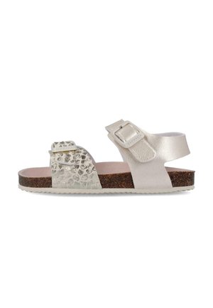 Sandalia metálica plateada para niño con dos tiras ajustables con hebillas, plantilla de corcho y suela blanca texturizada.