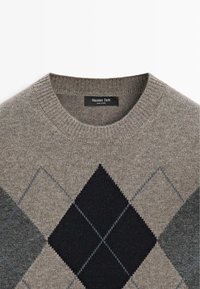 Maglione grigio lavorato a maglia con motivo a losanghe argyle in blu navy e azzurro. Collo tondo e polsini a costine; etichetta visibile all'interno.