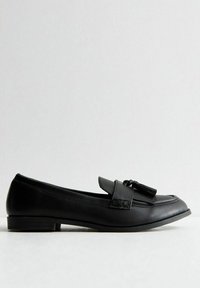 Zwarte loafers van soepel leer, met een ronde neus, een decoratieve kwast en een lage stapelhak.