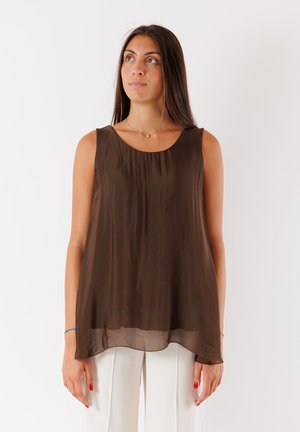 Top marrone senza maniche realizzato in tessuto leggero con scollatura rotonda. Design fluido con una leggera lucentezza e orlo arrotondato.
