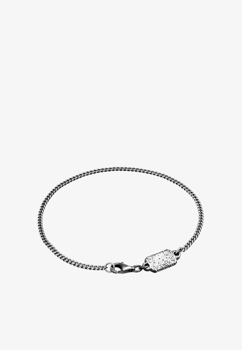 Silversmyckesarmband med en texturerad rektangulär lås. Kedjan har sammanflätade länkar som ger en glänsande, slät yta.