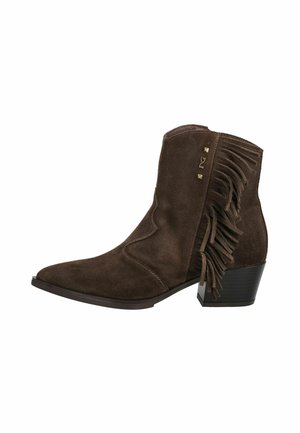 Donkerbruine suède enkellaars met zijfranjes, kleine gouden studs, puntige neus en blokhak.