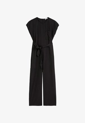 Czarny kombinezon wykonany z lekkiego materiału, z krótkimi rękawami, przednią kieszenią, paskiem w talii oraz szerokimi nogawkami.