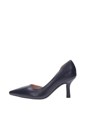 Scarpa nera in pelle con tacco alto a punta appuntita e tacco a spillo sottile di altezza media, vista laterale su sfondo bianco.