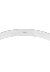 Bracciale in acciaio inossidabile con un design liscio e curvo. Presenta una finitura lucida e un marchio in rilievo "S.steel". Colore argento.