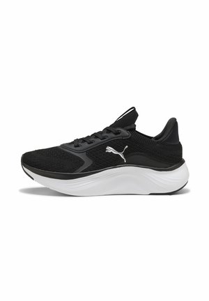 Zapatilla de running negra Puma con parte superior de tejido de punto, logotipo blanco de Puma en el lateral y suela blanca gruesa y acolchada sobre fondo blanco.