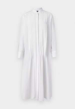 Rochie albă cu mâneci lungi și guler, cu detalii pliate în față și închidere cu nasturi, fabricată dintr-un material neted. Design minimalist.