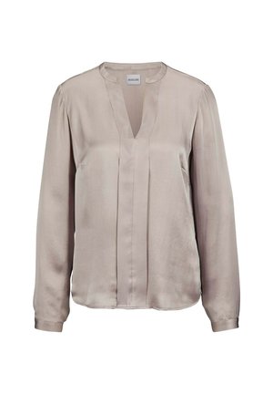 Helle beigefarbene Bluse aus Satin mit langen Ärmeln, V-Ausschnitt und dezenten Falten an der Vorderseite. Glatte Textur mit fließendem Design.