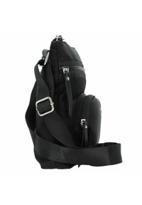 Schwarze Schultertasche aus Stoff mit mehreren Reißverschlussfächern, verstellbarem Tragegurt und einer glatten Textur. Kompakte und praktische Gestaltung.