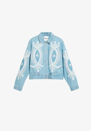 Hele sinine teksariidest jakk, millel on suured valged lillemustrid, klassikaline krae, pikad varrukad ja nööpkinnitus küljetaskutega.