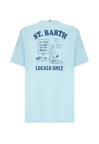 Camiseta de algodón azul claro con una ilustración impresa de un perro junto a un cartel de playa. El texto dice "SOLO LOCALS DE ST. BARTH."